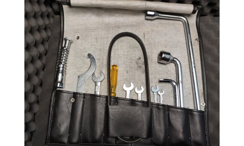 Trousse à Outils Porsche 930 Turbo (96572111501/U) (Pièce Occasion)