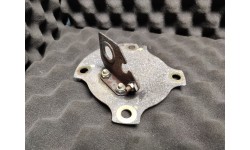 Plaque de Couverture Gauche /Support Conduit Hydraulique de Frein Ferrari 456 GT / GTA (153947/U) (Pièce Occasion)