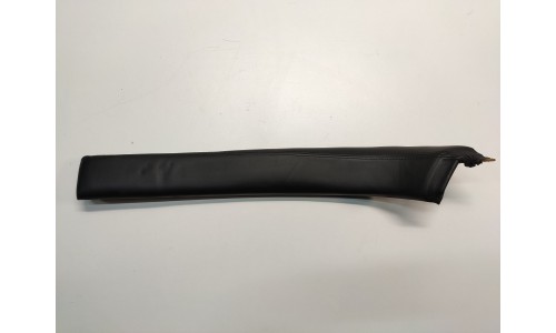 Garniture / Moulure Supérieur Arrière Droite Cuir et Surpiqures Noirs Ferrari 456 (64064300/U) (Pièce Occasion)