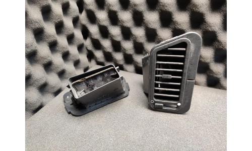 Diffuseur d'Air Arrière Droit du Panneau de Porte Passager Ferrari 456 (63850400/U) (Pièce Occasion)