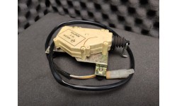 Fermeture de Porte + Support Ferrari 208/328/MondialT (62437700/U) (Pièce Occasion)