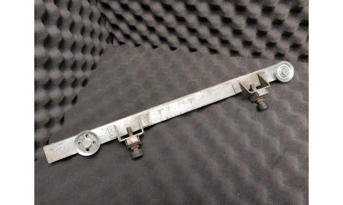 Traverse Inférieur Droite et Poulies de Levage de Vitre Ferrari 330 / 365 GTC (246-30-490-11/U) (Pièce Occasion)